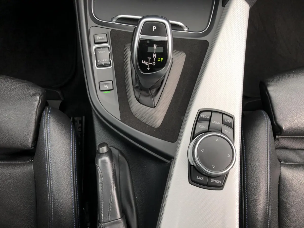 320i Centennial High Executive, NL AUTO, NAP, FACELIFT, M-SPORTPAKKET, PANORAMADAK, SPORTLEDER, 19INCH, CARPLAY