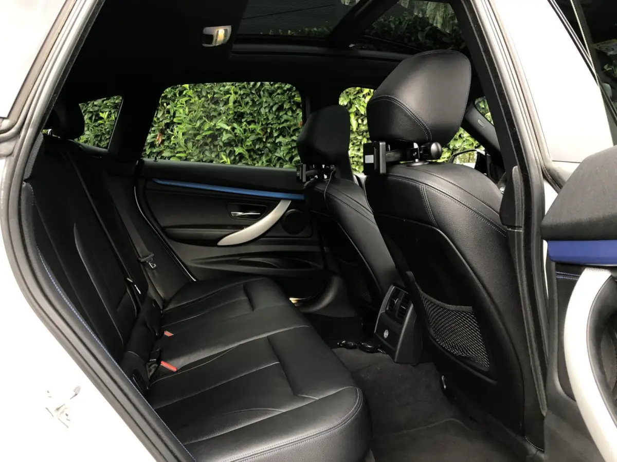 320i Centennial High Executive, NL AUTO, NAP, FACELIFT, M-SPORTPAKKET, PANORAMADAK, SPORTLEDER, 19INCH, CARPLAY