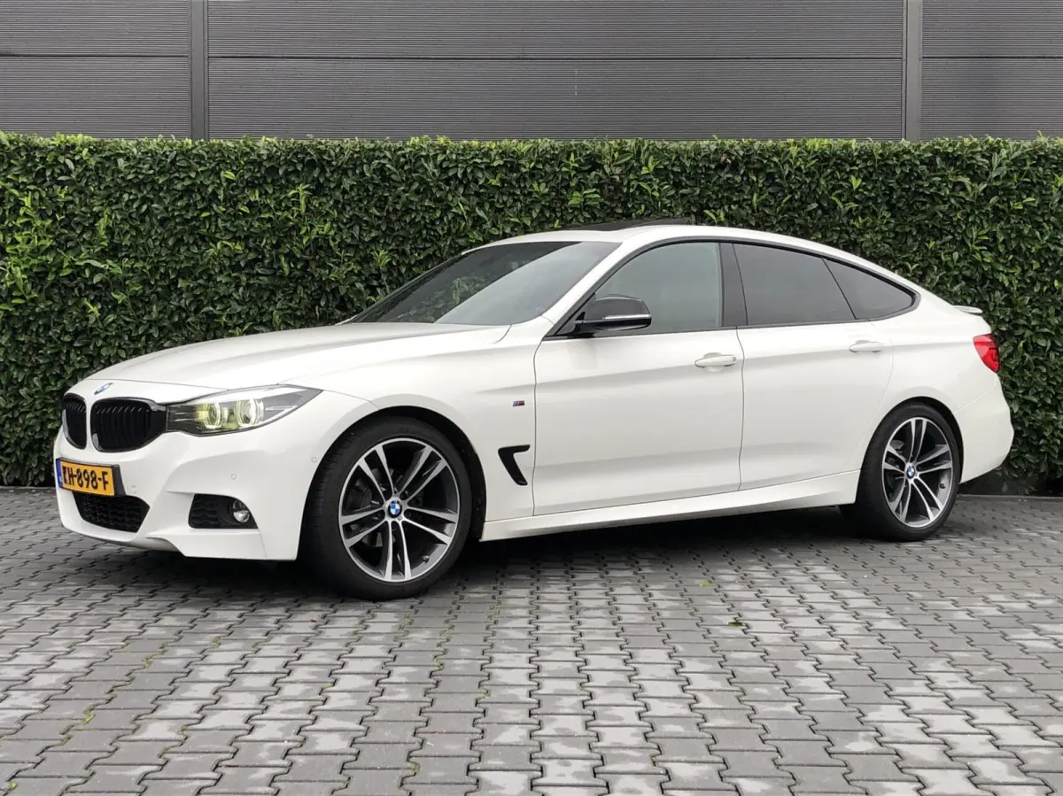 320i Centennial High Executive, NL AUTO, NAP, FACELIFT, M-SPORTPAKKET, PANORAMADAK, SPORTLEDER, 19INCH, CARPLAY