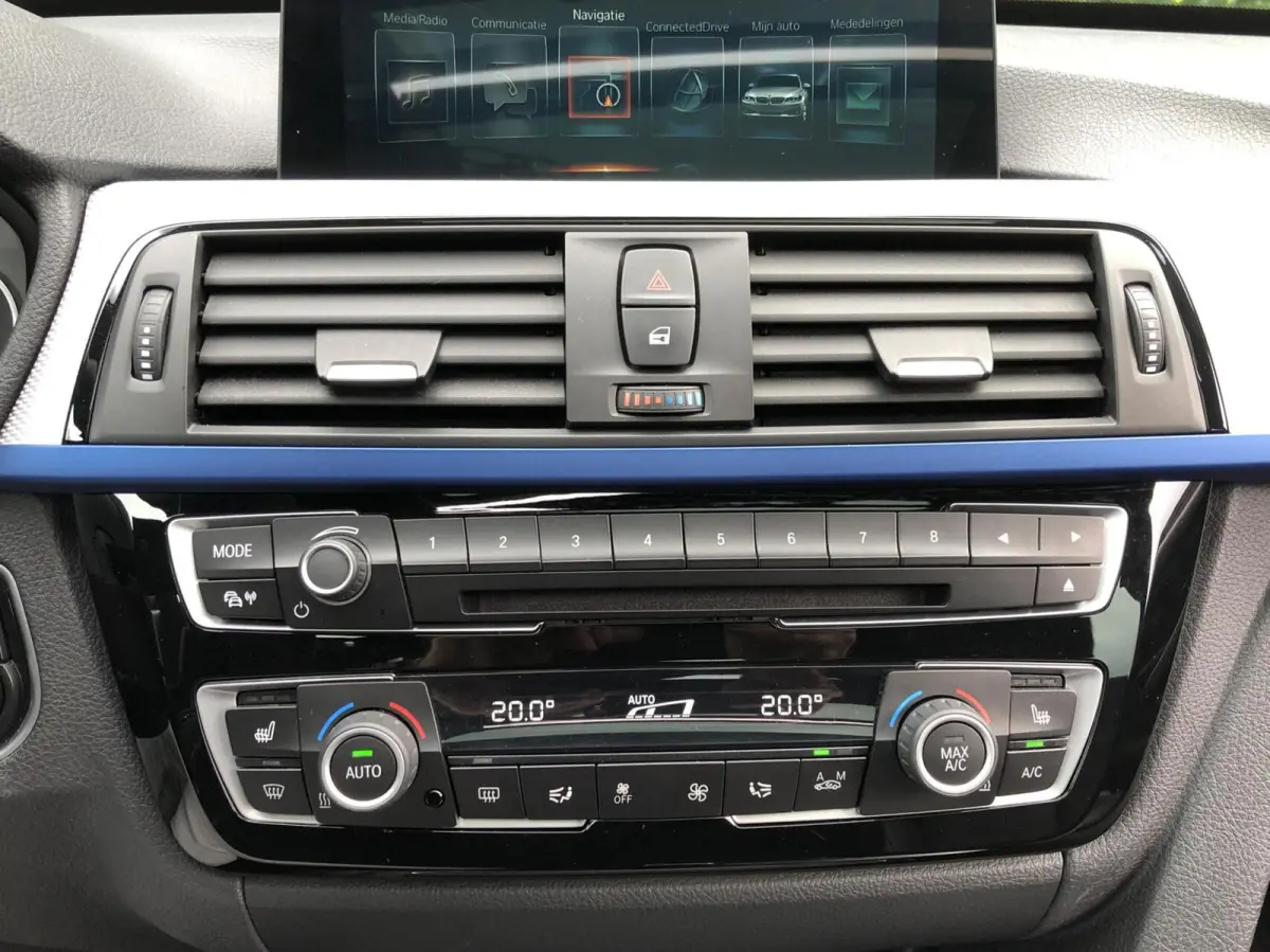 320i Centennial High Executive, NL AUTO, NAP, FACELIFT, M-SPORTPAKKET, PANORAMADAK, SPORTLEDER, 19INCH, CARPLAY