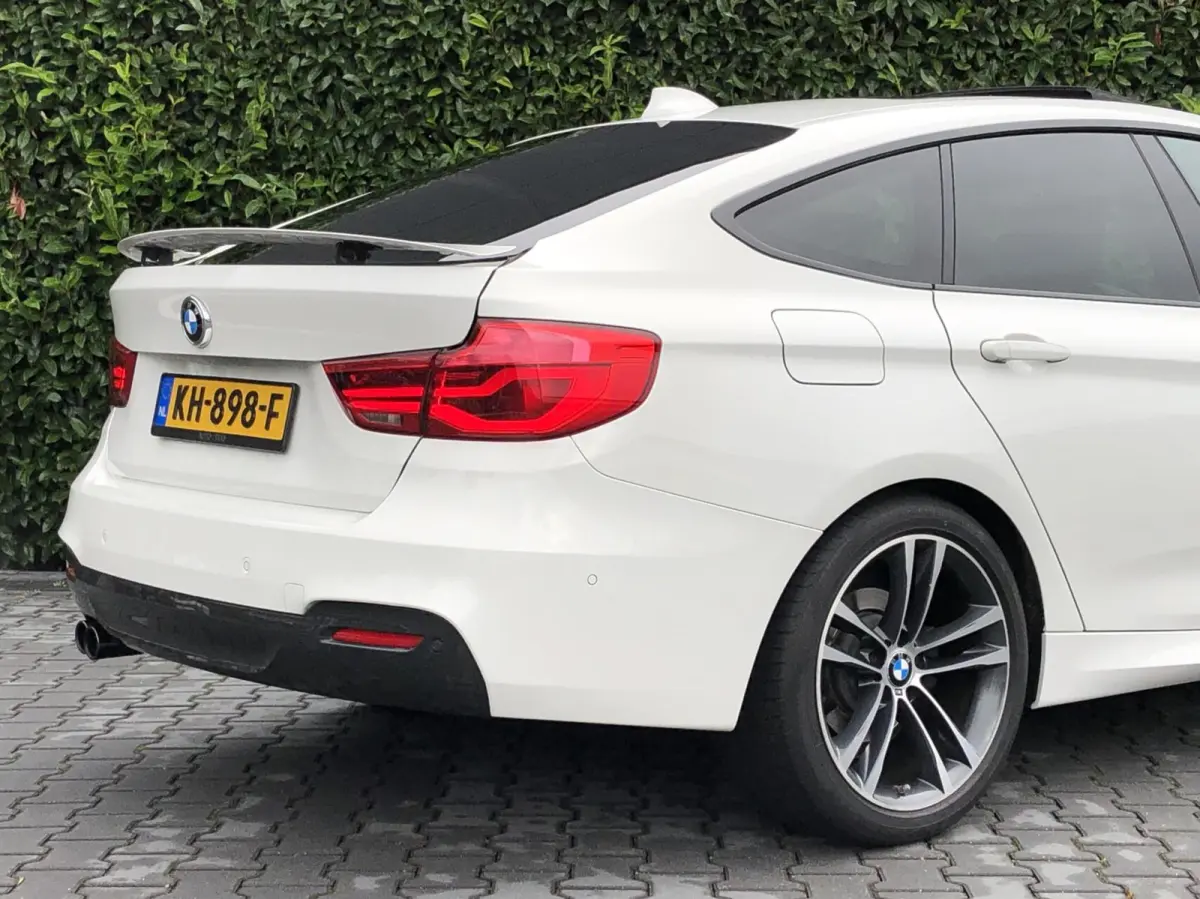 320i Centennial High Executive, NL AUTO, NAP, FACELIFT, M-SPORTPAKKET, PANORAMADAK, SPORTLEDER, 19INCH, CARPLAY