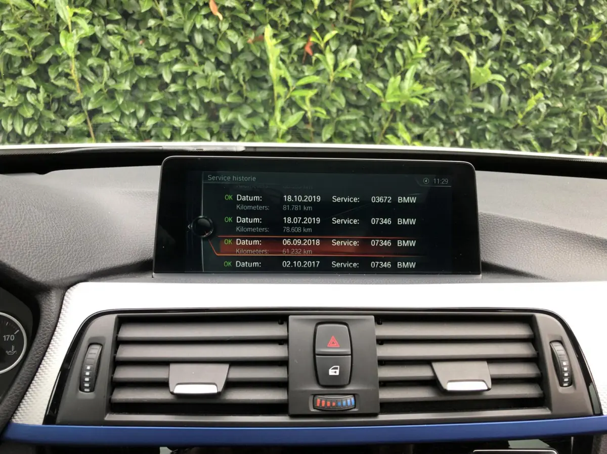 320i Centennial High Executive, NL AUTO, NAP, FACELIFT, M-SPORTPAKKET, PANORAMADAK, SPORTLEDER, 19INCH, CARPLAY