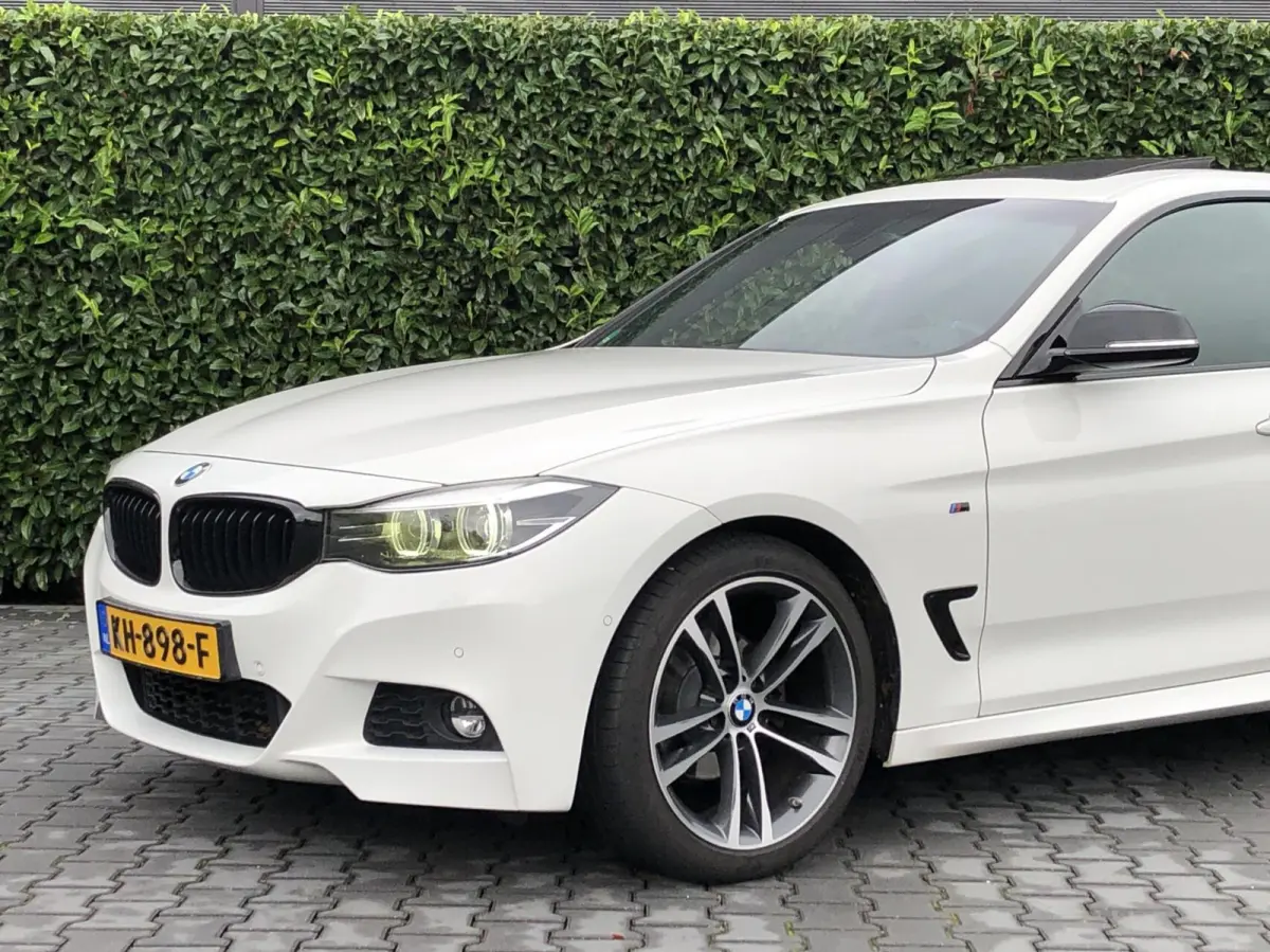 320i Centennial High Executive, NL AUTO, NAP, FACELIFT, M-SPORTPAKKET, PANORAMADAK, SPORTLEDER, 19INCH, CARPLAY