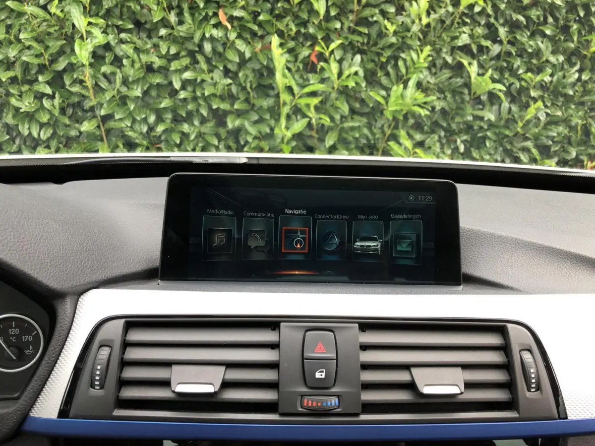 320i Centennial High Executive, NL AUTO, NAP, FACELIFT, M-SPORTPAKKET, PANORAMADAK, SPORTLEDER, 19INCH, CARPLAY