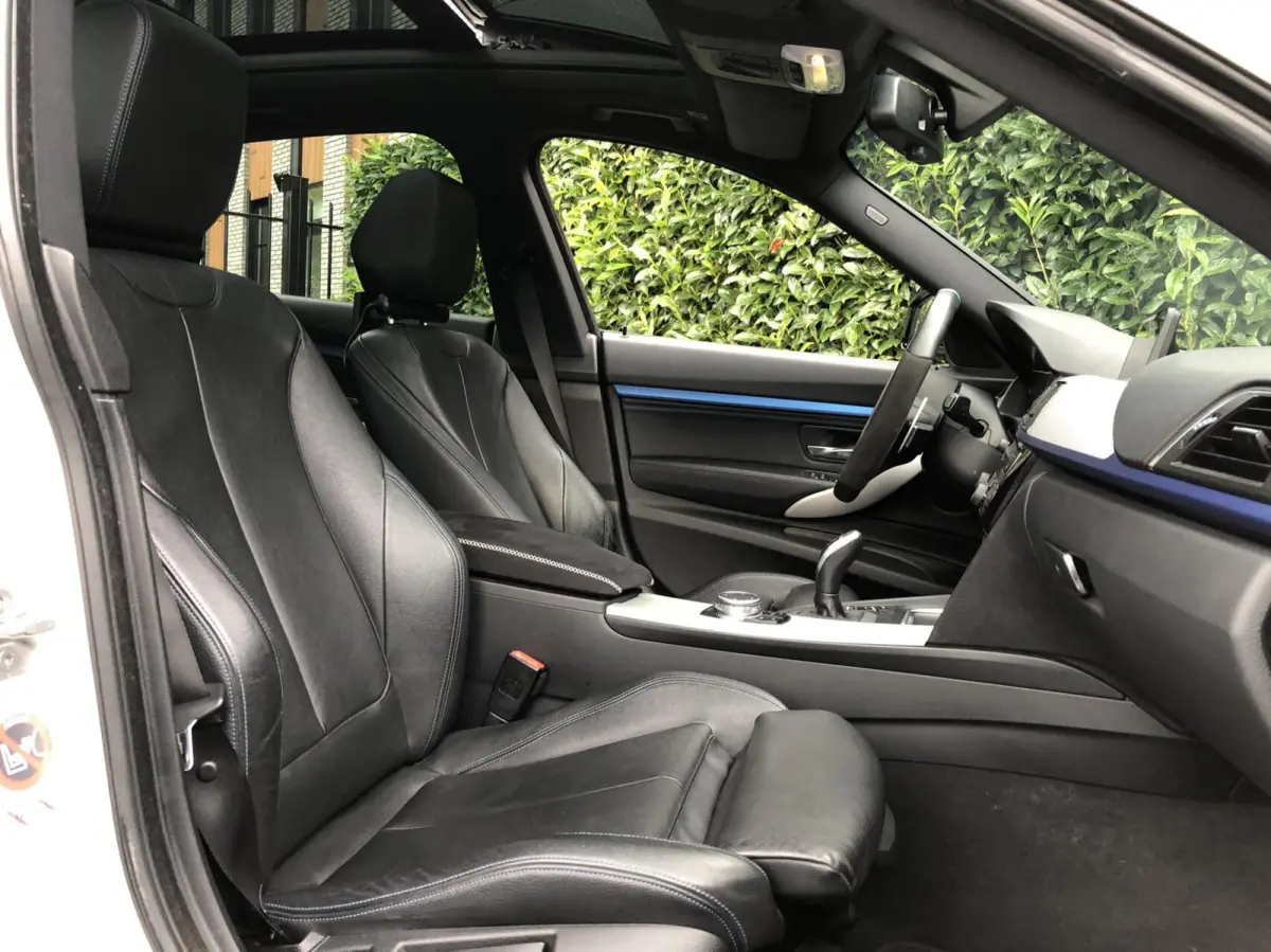 320i Centennial High Executive, NL AUTO, NAP, FACELIFT, M-SPORTPAKKET, PANORAMADAK, SPORTLEDER, 19INCH, CARPLAY