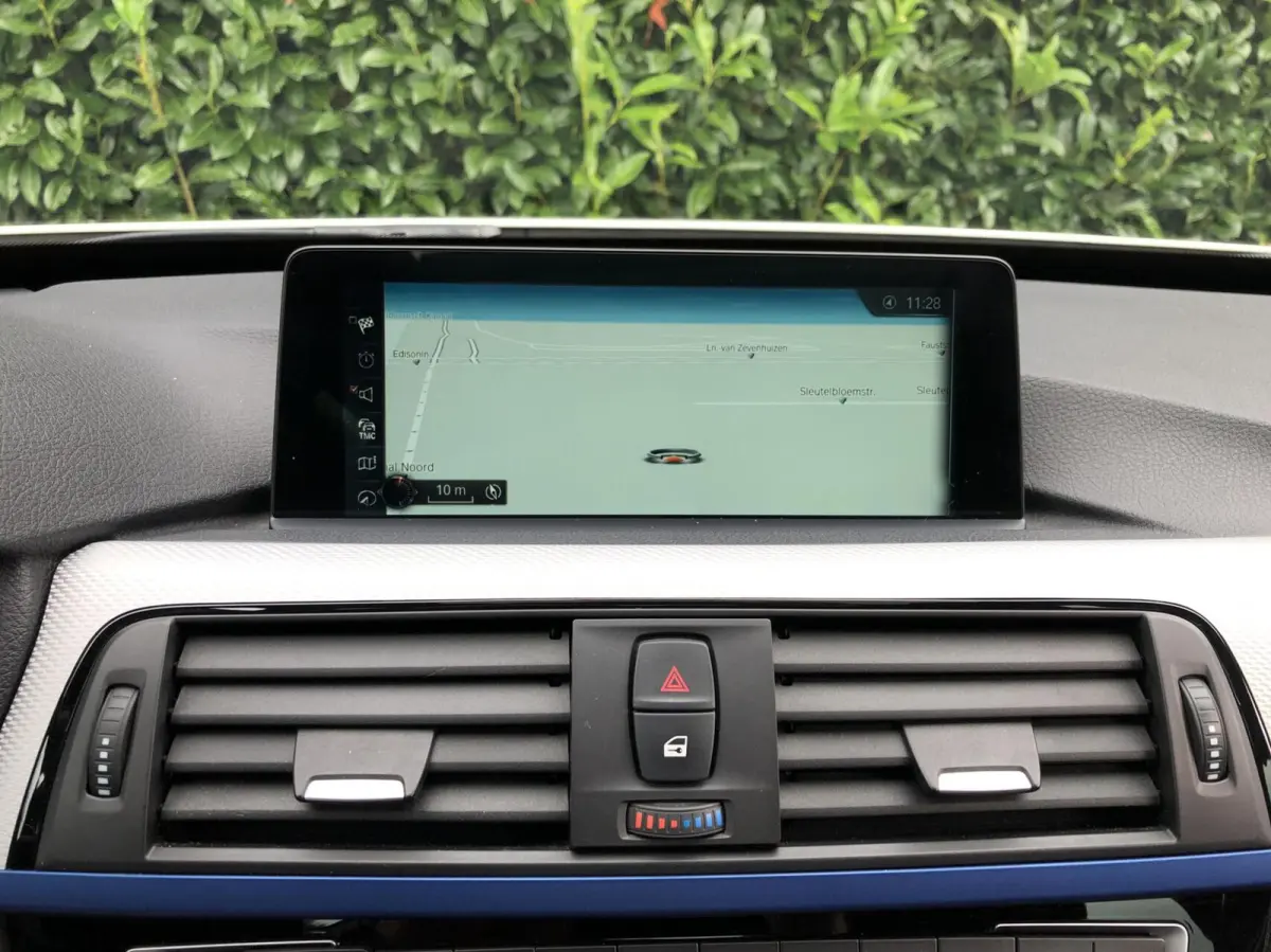 320i Centennial High Executive, NL AUTO, NAP, FACELIFT, M-SPORTPAKKET, PANORAMADAK, SPORTLEDER, 19INCH, CARPLAY