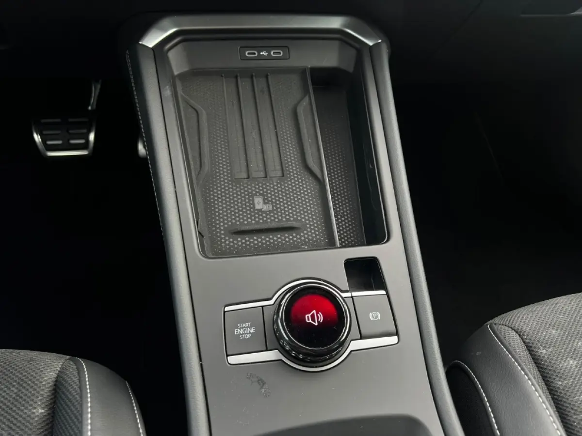 1.5 eTSI 150pk DSG R-Line | Navi | Trekhaak | Camera | Carplay