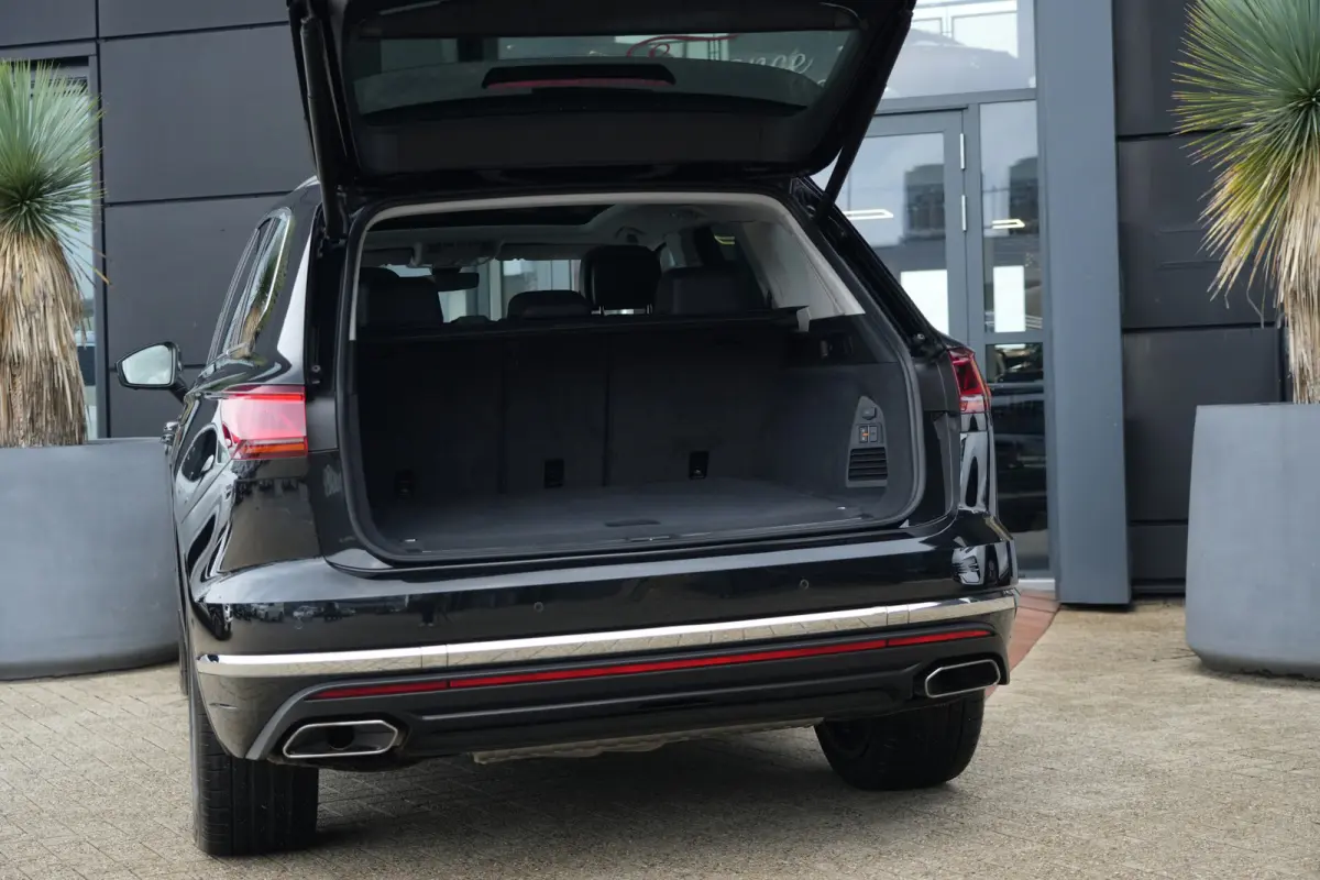 3.0 TSi eHybrid 4MOTION Elegance Volkswagen Touareg 3.0 TSI eHybrid 4Motion Elegance | 381 PK | Panoramadak | Trekhaak | 360° Camera | Head-up display olkswagen Touareg 3.0 TSI eHybrid 4Mot