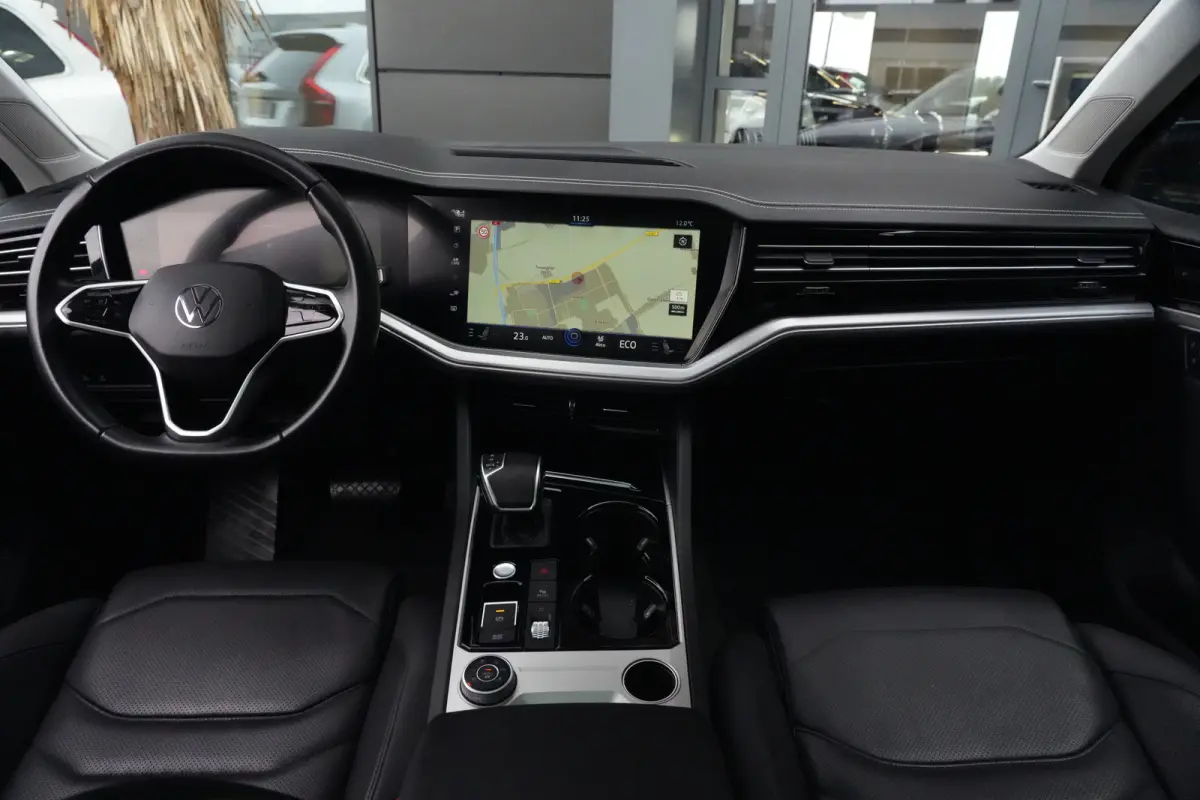 3.0 TSi eHybrid 4MOTION Elegance Volkswagen Touareg 3.0 TSI eHybrid 4Motion Elegance | 381 PK | Panoramadak | Trekhaak | 360° Camera | Head-up display olkswagen Touareg 3.0 TSI eHybrid 4Mot