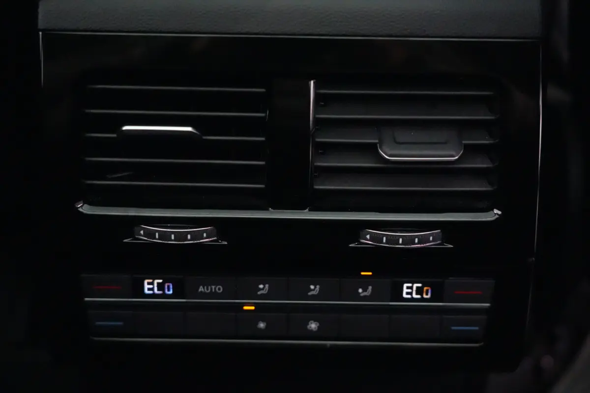 3.0 TSi eHybrid 4MOTION Elegance Volkswagen Touareg 3.0 TSI eHybrid 4Motion Elegance | 381 PK | Panoramadak | Trekhaak | 360° Camera | Head-up display olkswagen Touareg 3.0 TSI eHybrid 4Mot