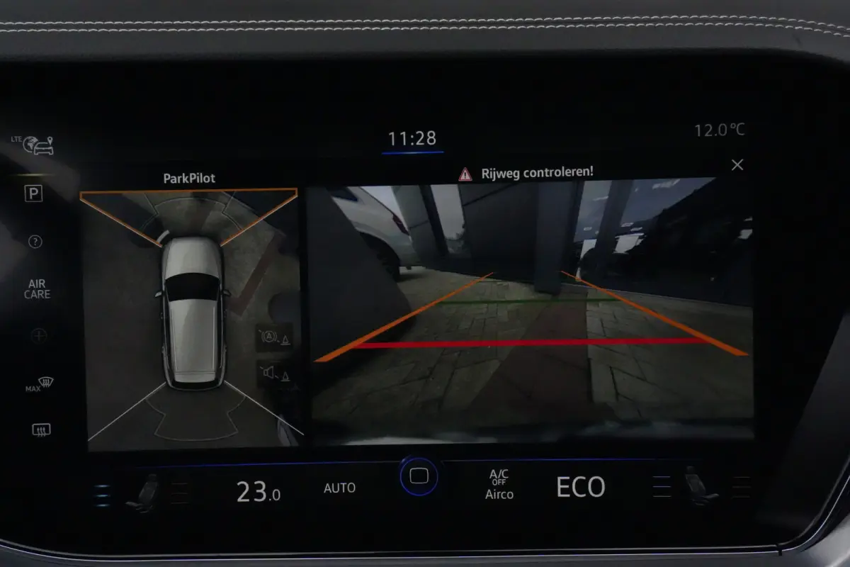 3.0 TSi eHybrid 4MOTION Elegance Volkswagen Touareg 3.0 TSI eHybrid 4Motion Elegance | 381 PK | Panoramadak | Trekhaak | 360° Camera | Head-up display olkswagen Touareg 3.0 TSI eHybrid 4Mot
