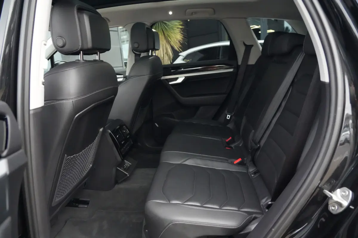 3.0 TSi eHybrid 4MOTION Elegance Volkswagen Touareg 3.0 TSI eHybrid 4Motion Elegance | 381 PK | Panoramadak | Trekhaak | 360° Camera | Head-up display olkswagen Touareg 3.0 TSI eHybrid 4Mot