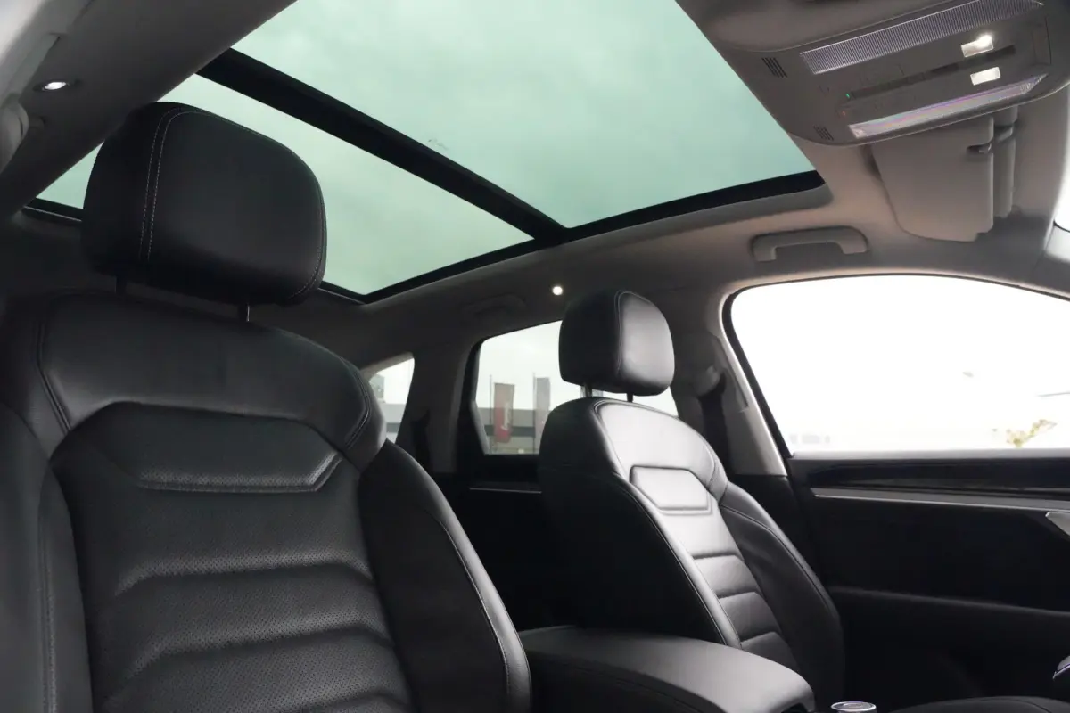 3.0 TSi eHybrid 4MOTION Elegance Volkswagen Touareg 3.0 TSI eHybrid 4Motion Elegance | 381 PK | Panoramadak | Trekhaak | 360° Camera | Head-up display olkswagen Touareg 3.0 TSI eHybrid 4Mot