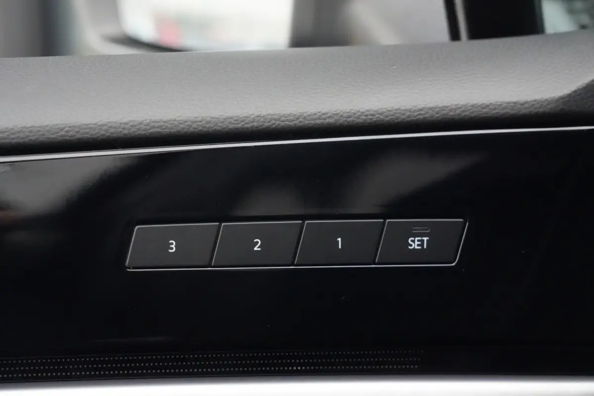 3.0 TSi eHybrid 4MOTION Elegance Volkswagen Touareg 3.0 TSI eHybrid 4Motion Elegance | 381 PK | Panoramadak | Trekhaak | 360° Camera | Head-up display olkswagen Touareg 3.0 TSI eHybrid 4Mot