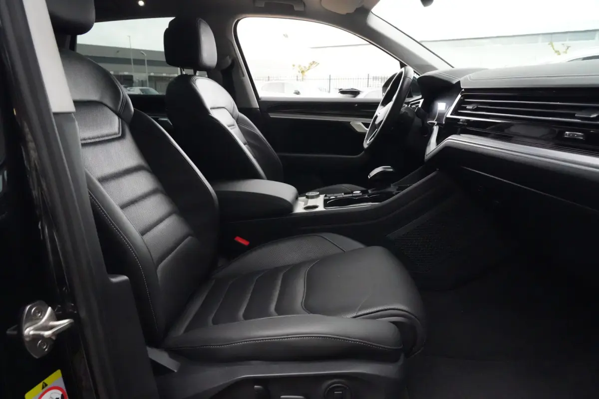 3.0 TSi eHybrid 4MOTION Elegance Volkswagen Touareg 3.0 TSI eHybrid 4Motion Elegance | 381 PK | Panoramadak | Trekhaak | 360° Camera | Head-up display olkswagen Touareg 3.0 TSI eHybrid 4Mot