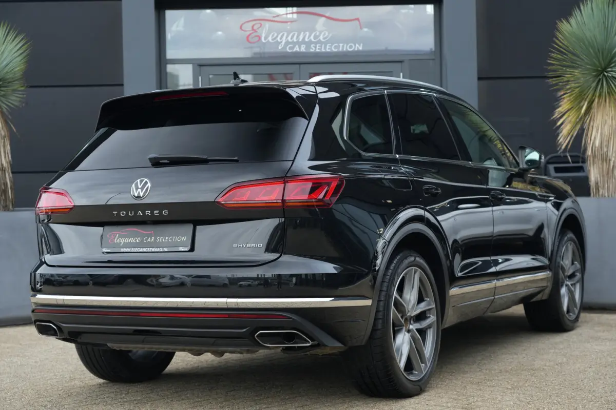 3.0 TSi eHybrid 4MOTION Elegance Volkswagen Touareg 3.0 TSI eHybrid 4Motion Elegance | 381 PK | Panoramadak | Trekhaak | 360° Camera | Head-up display olkswagen Touareg 3.0 TSI eHybrid 4Mot