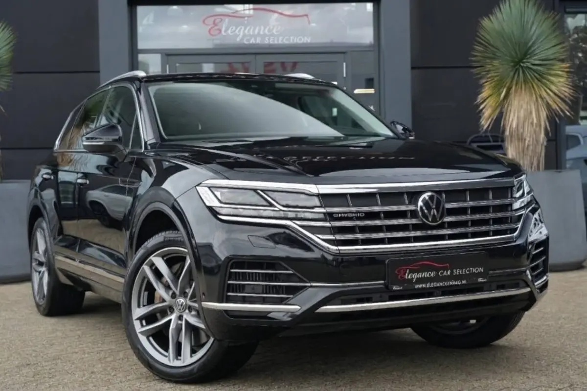 3.0 TSi eHybrid 4MOTION Elegance Volkswagen Touareg 3.0 TSI eHybrid 4Motion Elegance | 381 PK | Panoramadak | Trekhaak | 360° Camera | Head-up display olkswagen Touareg 3.0 TSI eHybrid 4Mot