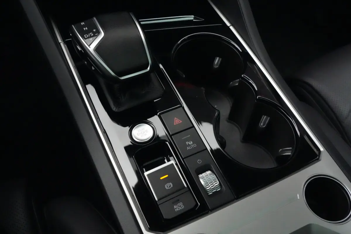 3.0 TSi eHybrid 4MOTION Elegance Volkswagen Touareg 3.0 TSI eHybrid 4Motion Elegance | 381 PK | Panoramadak | Trekhaak | 360° Camera | Head-up display olkswagen Touareg 3.0 TSI eHybrid 4Mot