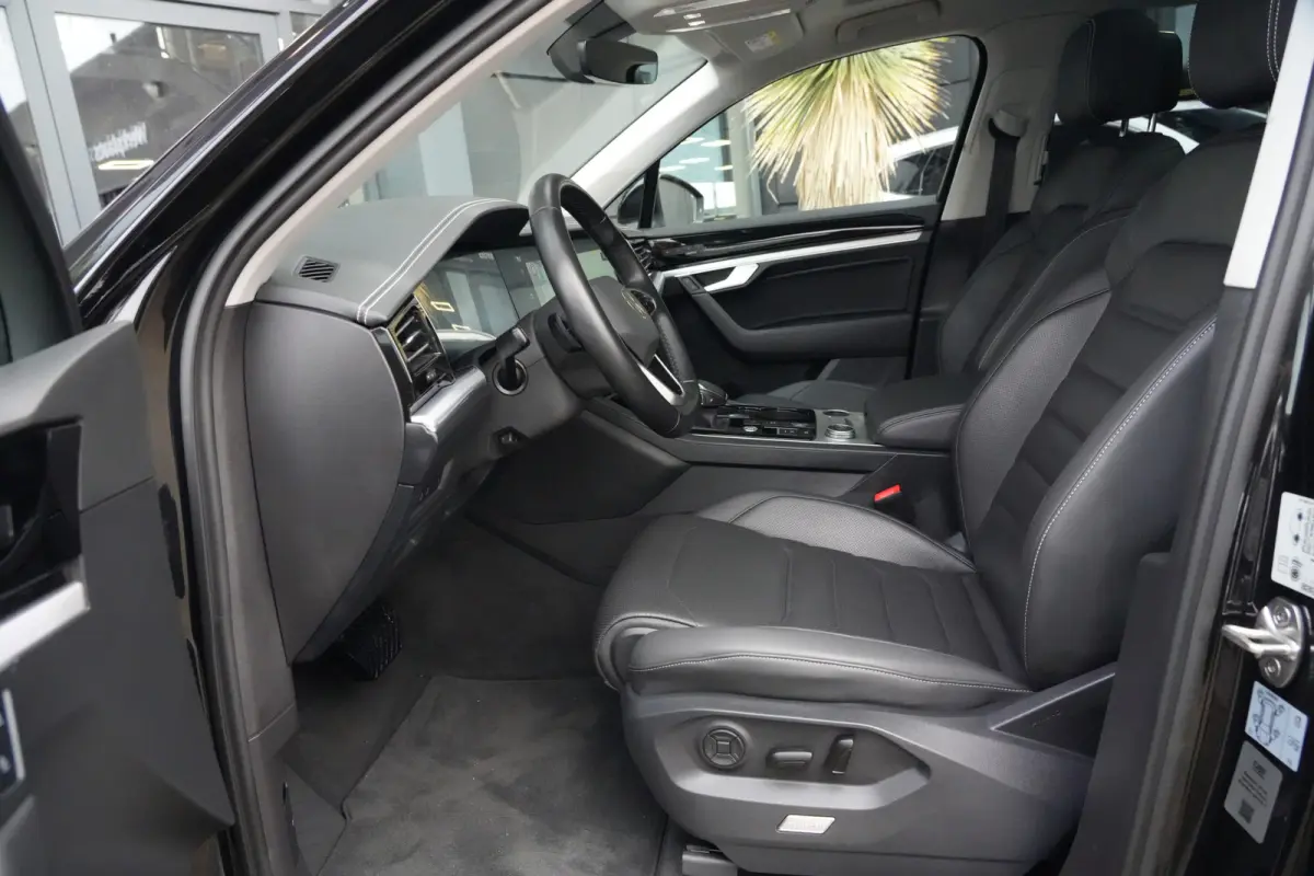 3.0 TSi eHybrid 4MOTION Elegance Volkswagen Touareg 3.0 TSI eHybrid 4Motion Elegance | 381 PK | Panoramadak | Trekhaak | 360° Camera | Head-up display olkswagen Touareg 3.0 TSI eHybrid 4Mot
