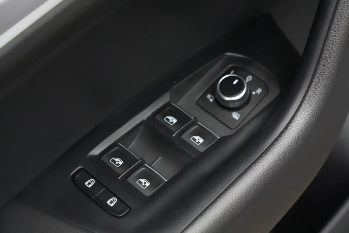 3.0 TSi eHybrid 4MOTION Elegance Volkswagen Touareg 3.0 TSI eHybrid 4Motion Elegance | 381 PK | Panoramadak | Trekhaak | 360° Camera | Head-up display olkswagen Touareg 3.0 TSI eHybrid 4Mot