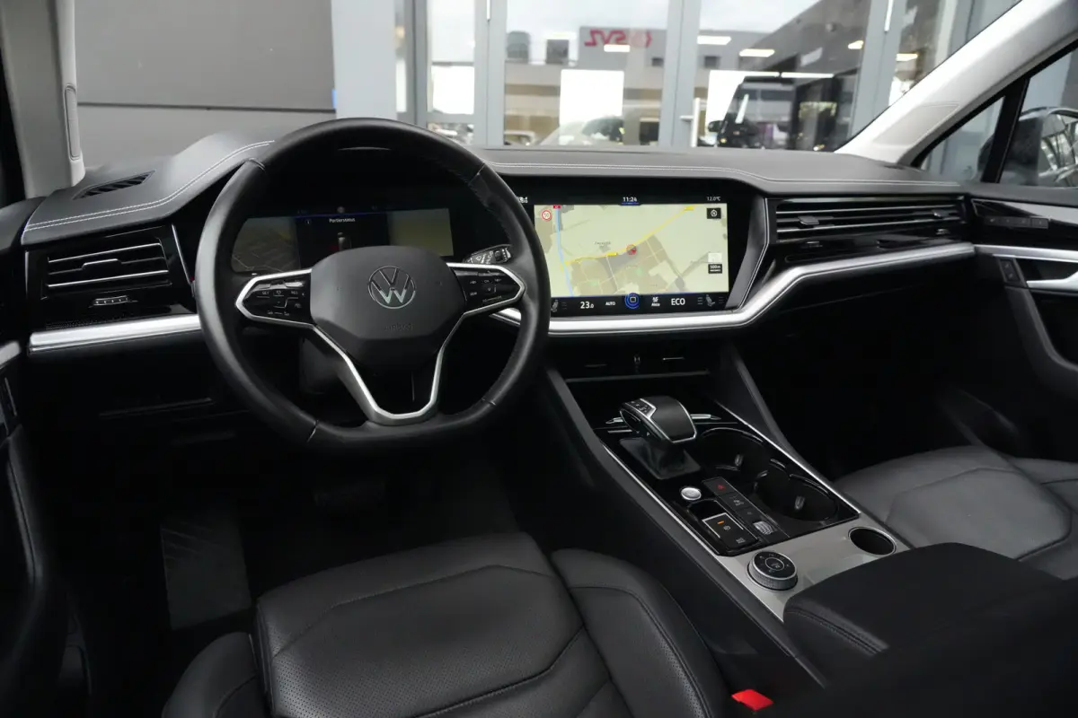 3.0 TSi eHybrid 4MOTION Elegance Volkswagen Touareg 3.0 TSI eHybrid 4Motion Elegance | 381 PK | Panoramadak | Trekhaak | 360° Camera | Head-up display olkswagen Touareg 3.0 TSI eHybrid 4Mot