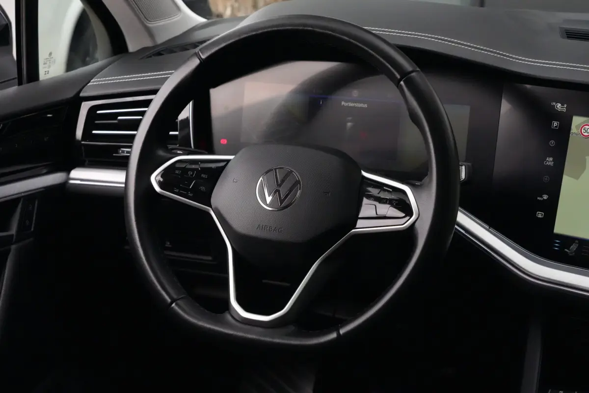 3.0 TSi eHybrid 4MOTION Elegance Volkswagen Touareg 3.0 TSI eHybrid 4Motion Elegance | 381 PK | Panoramadak | Trekhaak | 360° Camera | Head-up display olkswagen Touareg 3.0 TSI eHybrid 4Mot
