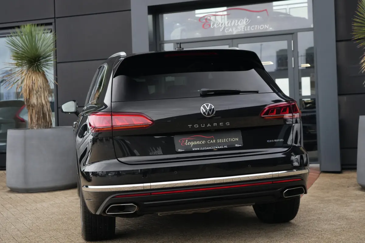 3.0 TSi eHybrid 4MOTION Elegance Volkswagen Touareg 3.0 TSI eHybrid 4Motion Elegance | 381 PK | Panoramadak | Trekhaak | 360° Camera | Head-up display olkswagen Touareg 3.0 TSI eHybrid 4Mot