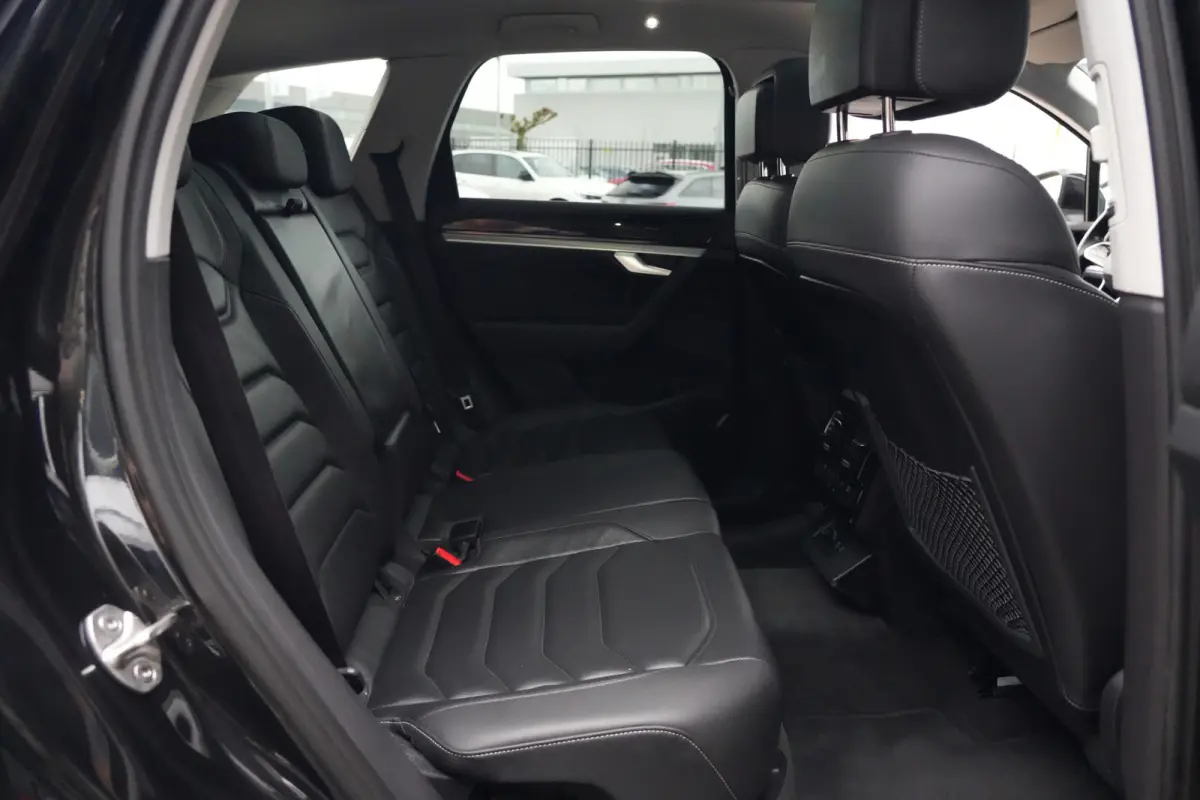 3.0 TSi eHybrid 4MOTION Elegance Volkswagen Touareg 3.0 TSI eHybrid 4Motion Elegance | 381 PK | Panoramadak | Trekhaak | 360° Camera | Head-up display olkswagen Touareg 3.0 TSI eHybrid 4Mot