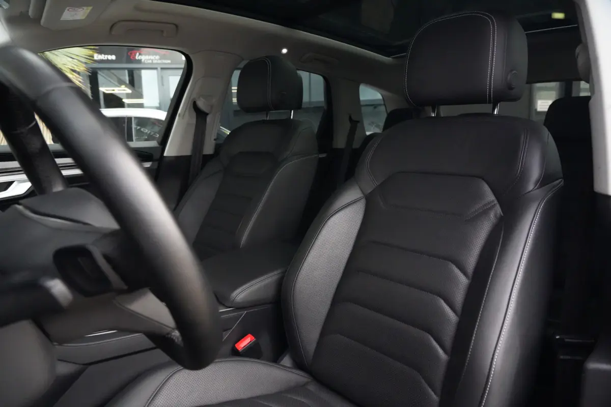 3.0 TSi eHybrid 4MOTION Elegance Volkswagen Touareg 3.0 TSI eHybrid 4Motion Elegance | 381 PK | Panoramadak | Trekhaak | 360° Camera | Head-up display olkswagen Touareg 3.0 TSI eHybrid 4Mot