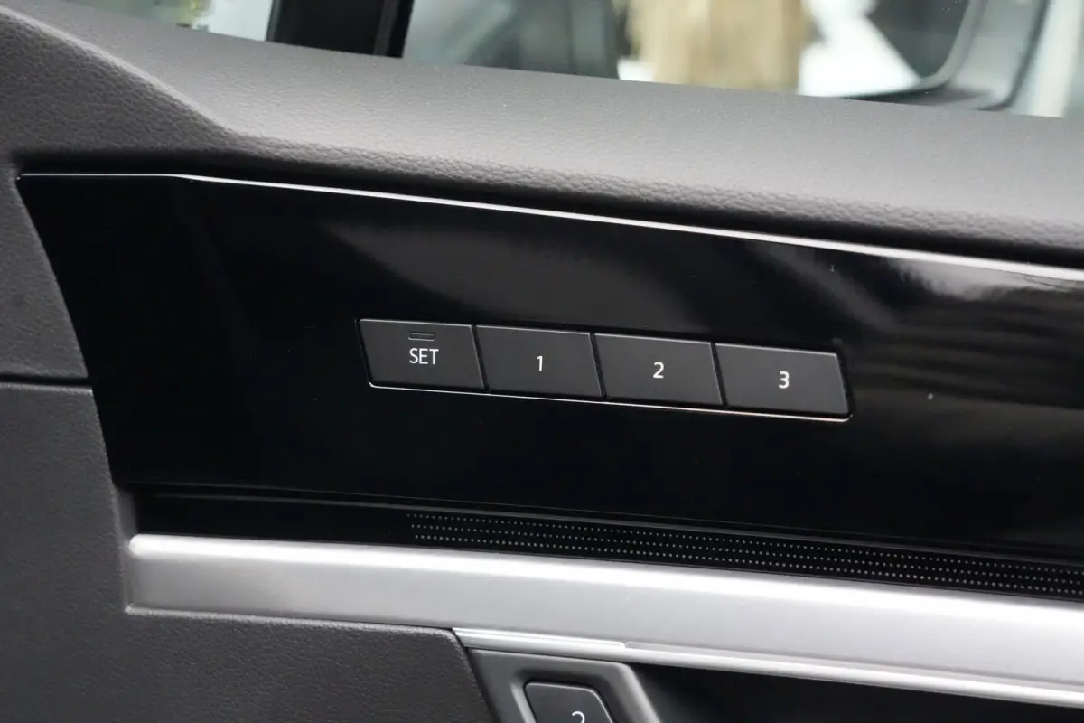 3.0 TSi eHybrid 4MOTION Elegance Volkswagen Touareg 3.0 TSI eHybrid 4Motion Elegance | 381 PK | Panoramadak | Trekhaak | 360° Camera | Head-up display olkswagen Touareg 3.0 TSI eHybrid 4Mot