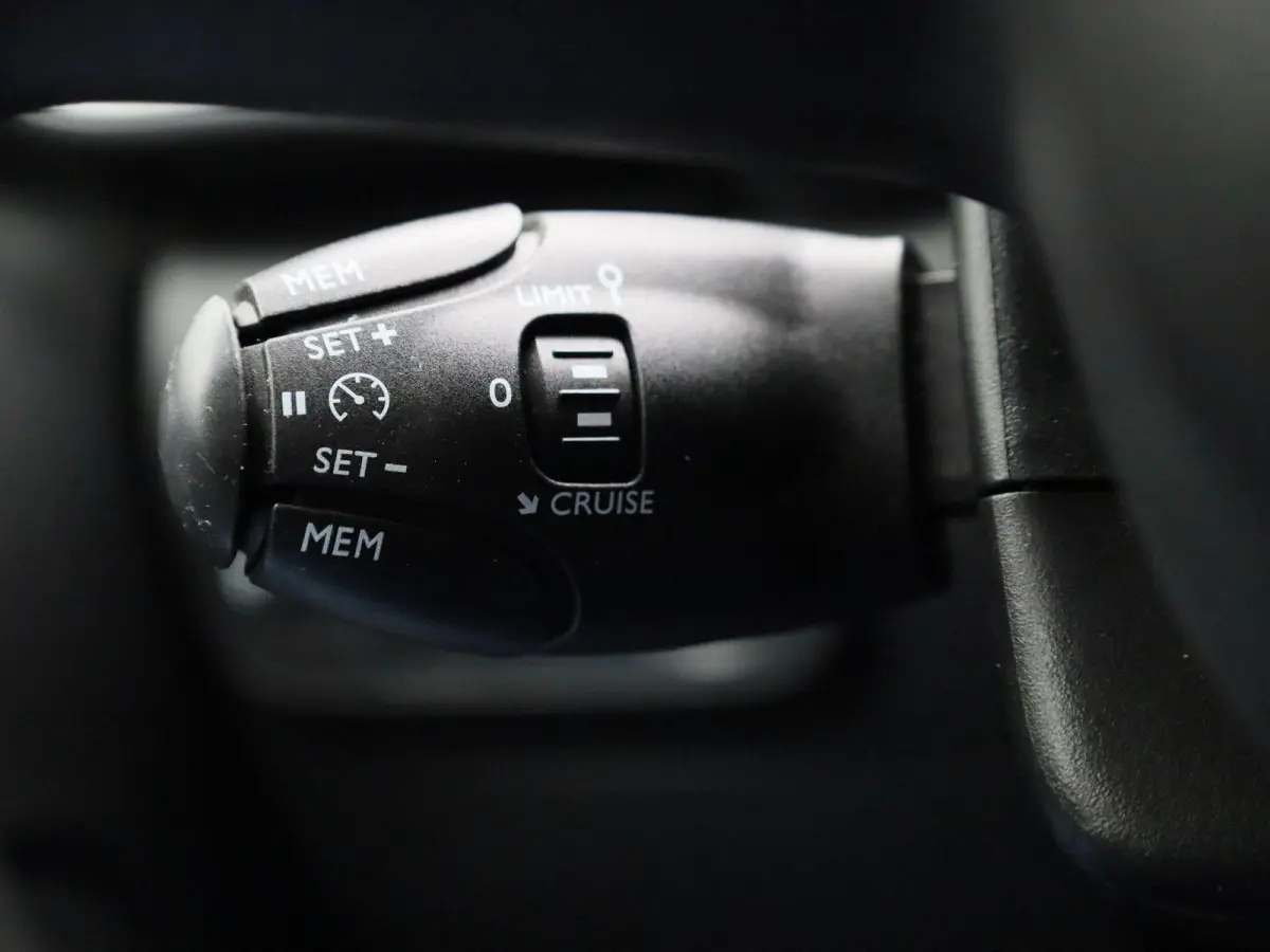 1.2 PureTech Feel | APPLE CARPLAY - ANDROID AUTO | CRUISE CONTROL | CLIMATE CONTROL | PARKEERSENSOREN | MULTIFUNCTIONEEL STUURWIEL |