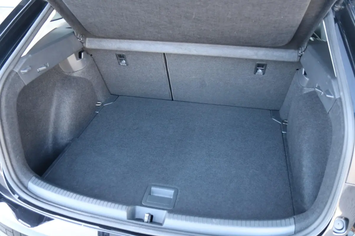 1.0 TSI 95pk Life | Trekhaak | Achteruitrijcamera | Stoelverwarming | Navigatie | App Connect