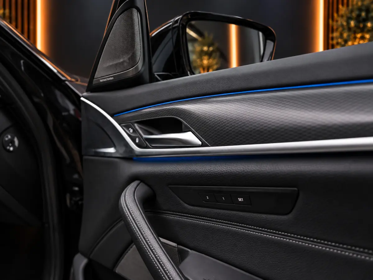 530e xDrive M-Sport | Pano | LED | Leder | Memory | PDC | Cruise | Stoelverwarming | Carplay | Ambient | Trekhaak | Harmon Kardon | Android Auto | Comfort Stoelen