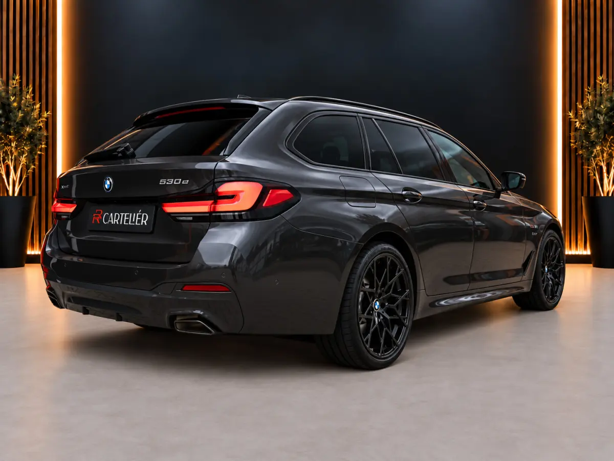 530e xDrive M-Sport | Pano | LED | Leder | Memory | PDC | Cruise | Stoelverwarming | Carplay | Ambient | Trekhaak | Harmon Kardon | Android Auto | Comfort Stoelen