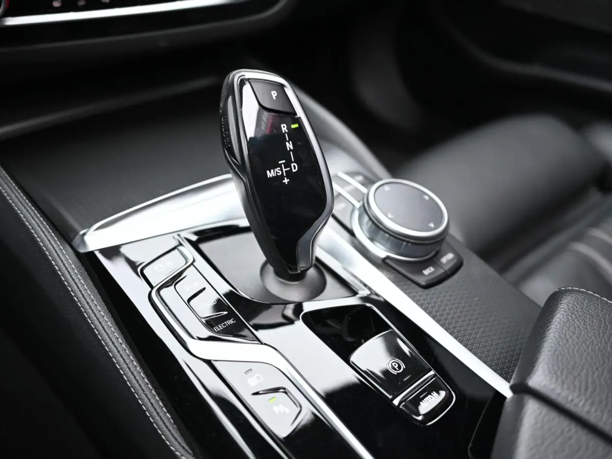 530e xDrive M-Sport | Pano | LED | Leder | Memory | PDC | Cruise | Stoelverwarming | Carplay | Ambient | Trekhaak | Harmon Kardon | Android Auto | Comfort Stoelen