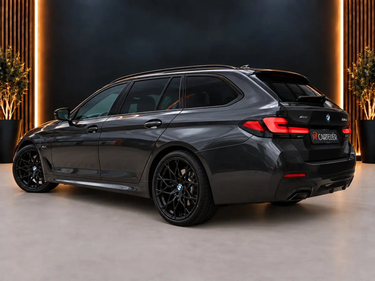 530e xDrive M-Sport | Pano | LED | Leder | Memory | PDC | Cruise | Stoelverwarming | Carplay | Ambient | Trekhaak | Harmon Kardon | Android Auto | Comfort Stoelen