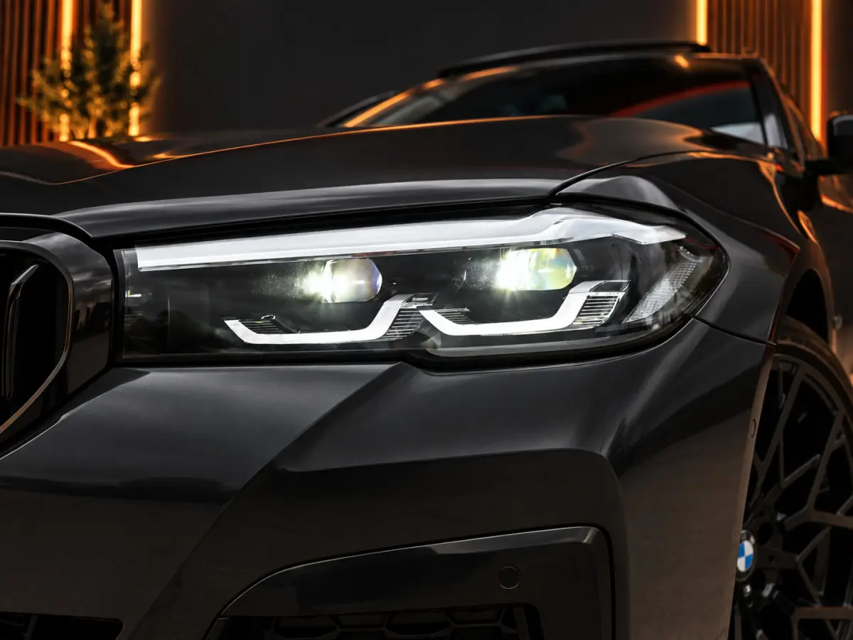 530e xDrive M-Sport | Pano | LED | Leder | Memory | PDC | Cruise | Stoelverwarming | Carplay | Ambient | Trekhaak | Harmon Kardon | Android Auto | Comfort Stoelen