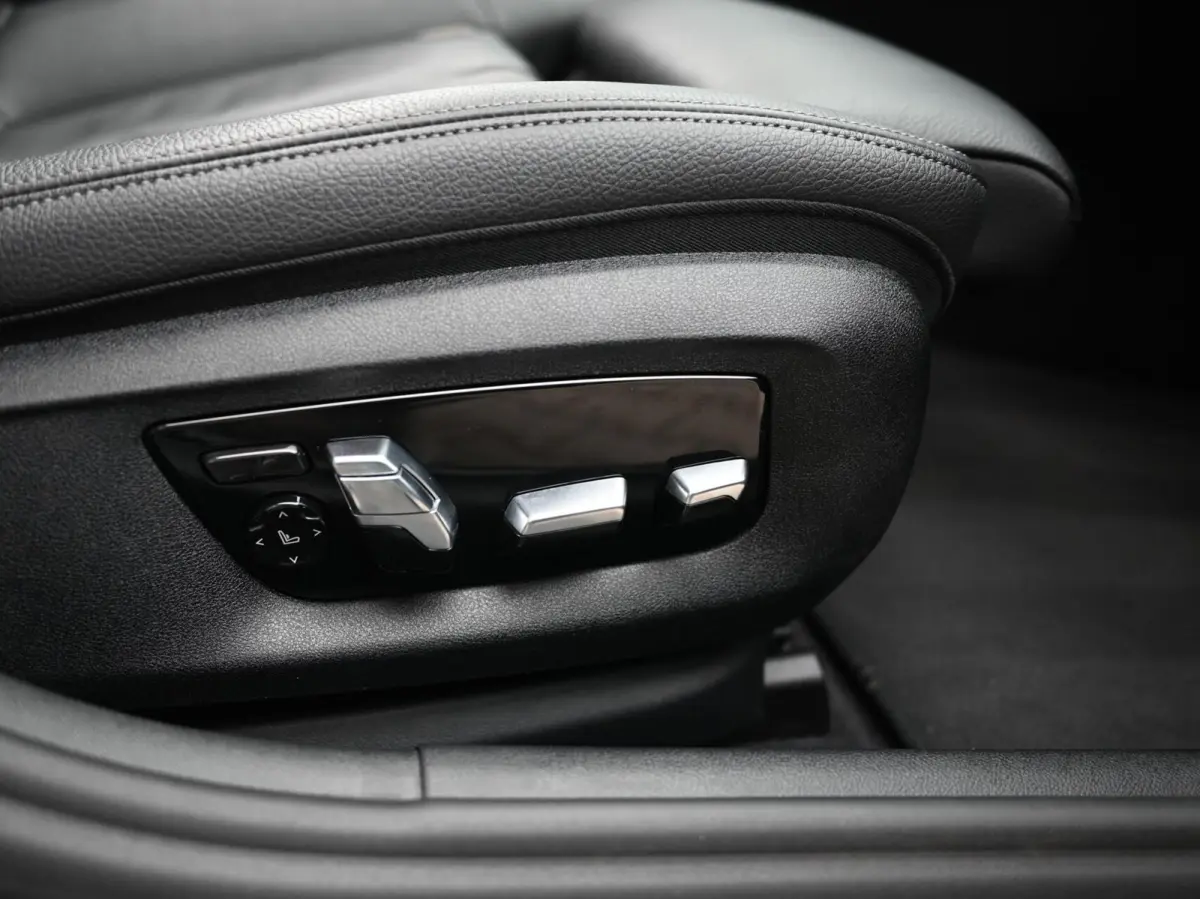 530e xDrive M-Sport | Pano | LED | Leder | Memory | PDC | Cruise | Stoelverwarming | Carplay | Ambient | Trekhaak | Harmon Kardon | Android Auto | Comfort Stoelen