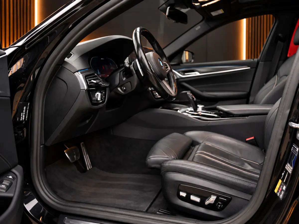 530e xDrive M-Sport | Pano | LED | Leder | Memory | PDC | Cruise | Stoelverwarming | Carplay | Ambient | Trekhaak | Harmon Kardon | Android Auto | Comfort Stoelen