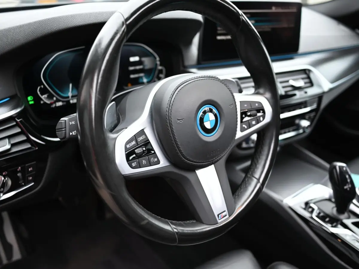 530e xDrive M-Sport | Pano | LED | Leder | Memory | PDC | Cruise | Stoelverwarming | Carplay | Ambient | Trekhaak | Harmon Kardon | Android Auto | Comfort Stoelen