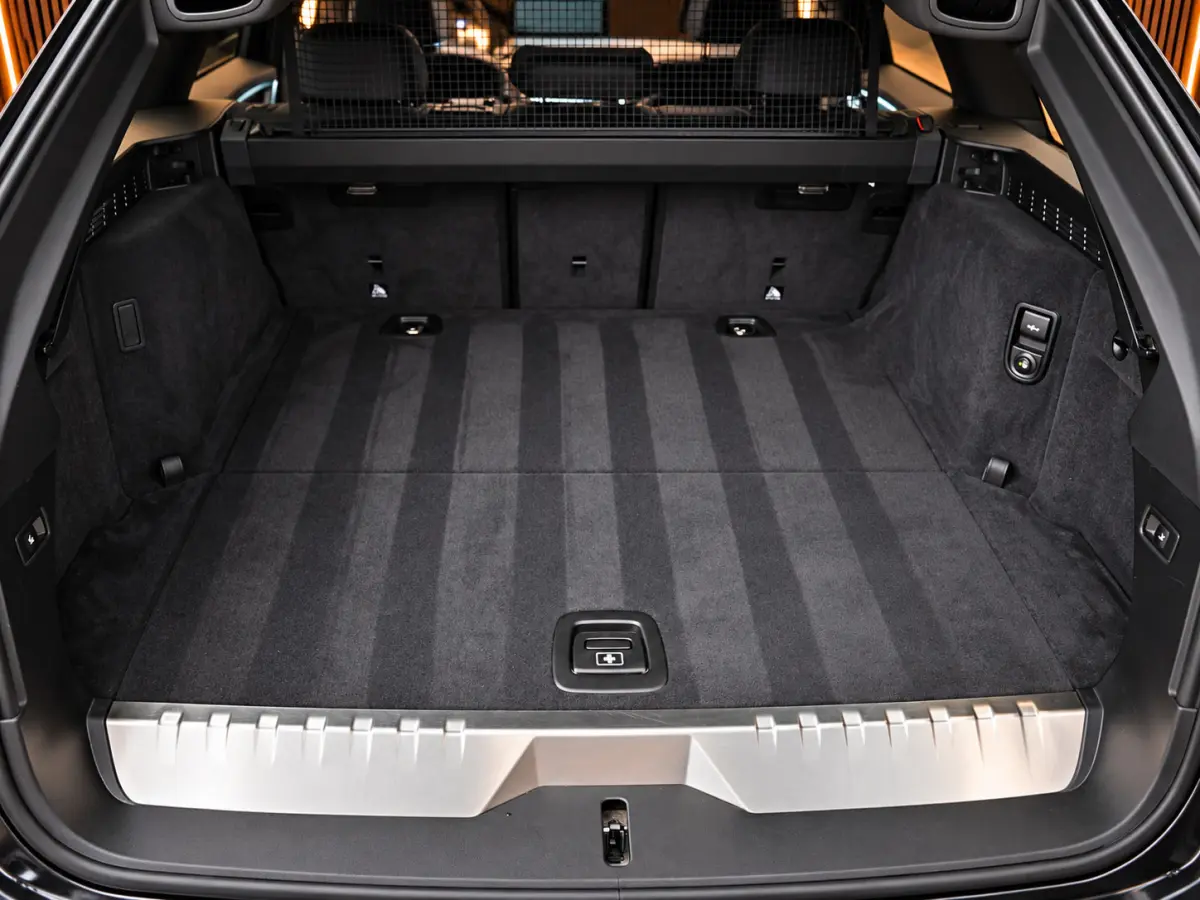 530e xDrive M-Sport | Pano | LED | Leder | Memory | PDC | Cruise | Stoelverwarming | Carplay | Ambient | Trekhaak | Harmon Kardon | Android Auto | Comfort Stoelen
