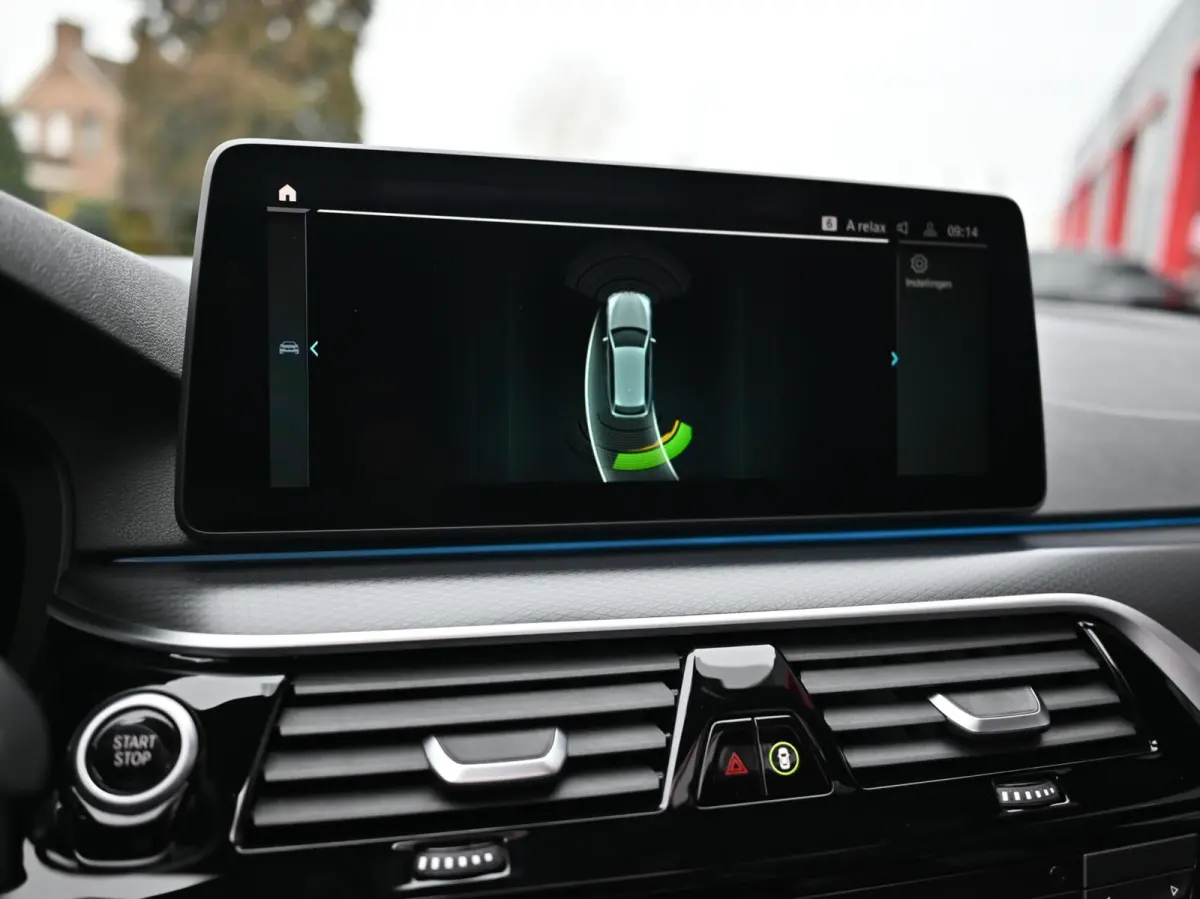 530e xDrive M-Sport | Pano | LED | Leder | Memory | PDC | Cruise | Stoelverwarming | Carplay | Ambient | Trekhaak | Harmon Kardon | Android Auto | Comfort Stoelen