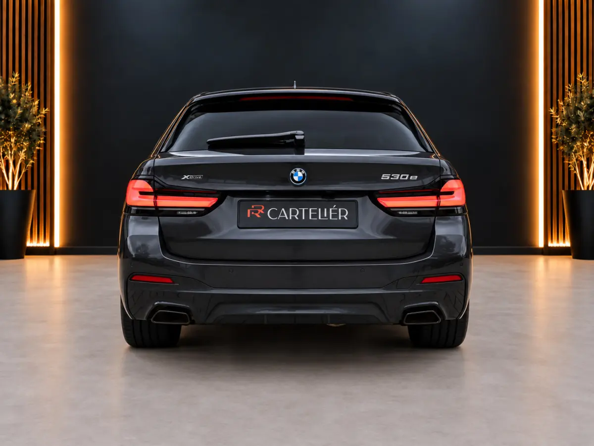 530e xDrive M-Sport | Pano | LED | Leder | Memory | PDC | Cruise | Stoelverwarming | Carplay | Ambient | Trekhaak | Harmon Kardon | Android Auto | Comfort Stoelen