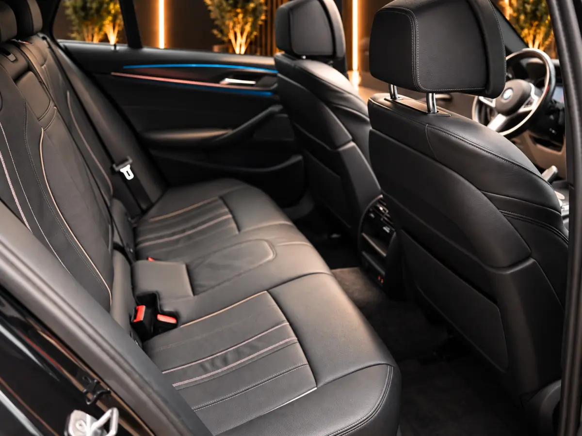 530e xDrive M-Sport | Pano | LED | Leder | Memory | PDC | Cruise | Stoelverwarming | Carplay | Ambient | Trekhaak | Harmon Kardon | Android Auto | Comfort Stoelen