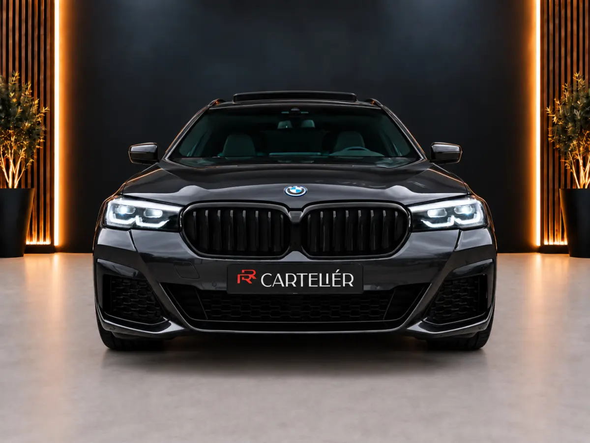 530e xDrive M-Sport | Pano | LED | Leder | Memory | PDC | Cruise | Stoelverwarming | Carplay | Ambient | Trekhaak | Harmon Kardon | Android Auto | Comfort Stoelen