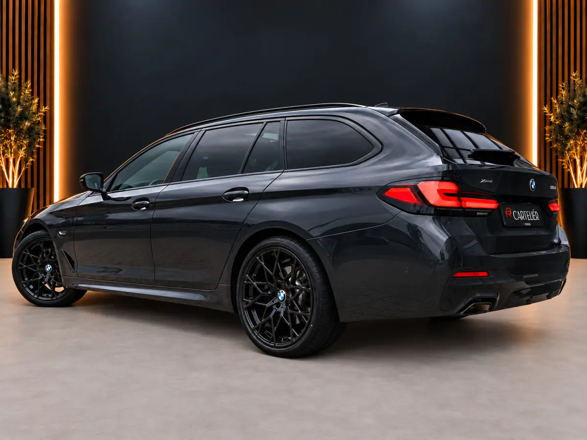 530e xDrive M-Sport | Pano | LED | Leder | Memory | PDC | Cruise | Stoelverwarming | Carplay | Ambient | Trekhaak | Harmon Kardon | Android Auto | Comfort Stoelen