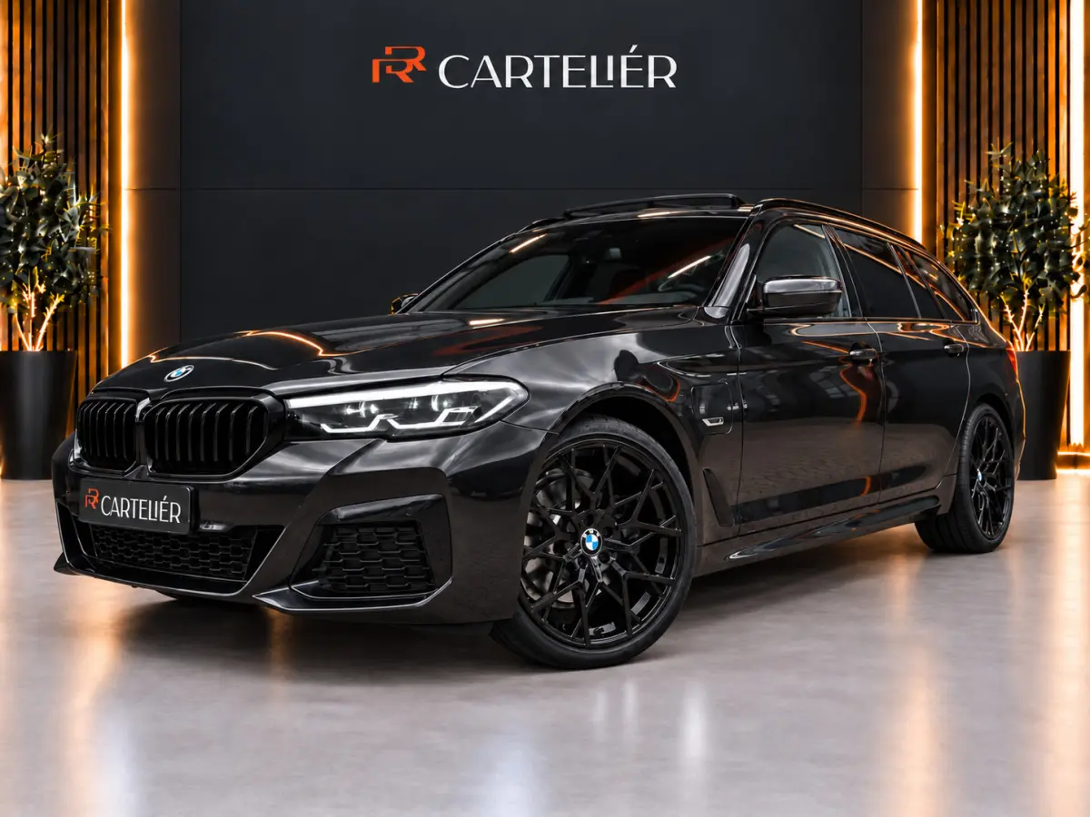 530e xDrive M-Sport | Pano | LED | Leder | Memory | PDC | Cruise | Stoelverwarming | Carplay | Ambient | Trekhaak | Harmon Kardon | Android Auto | Comfort Stoelen