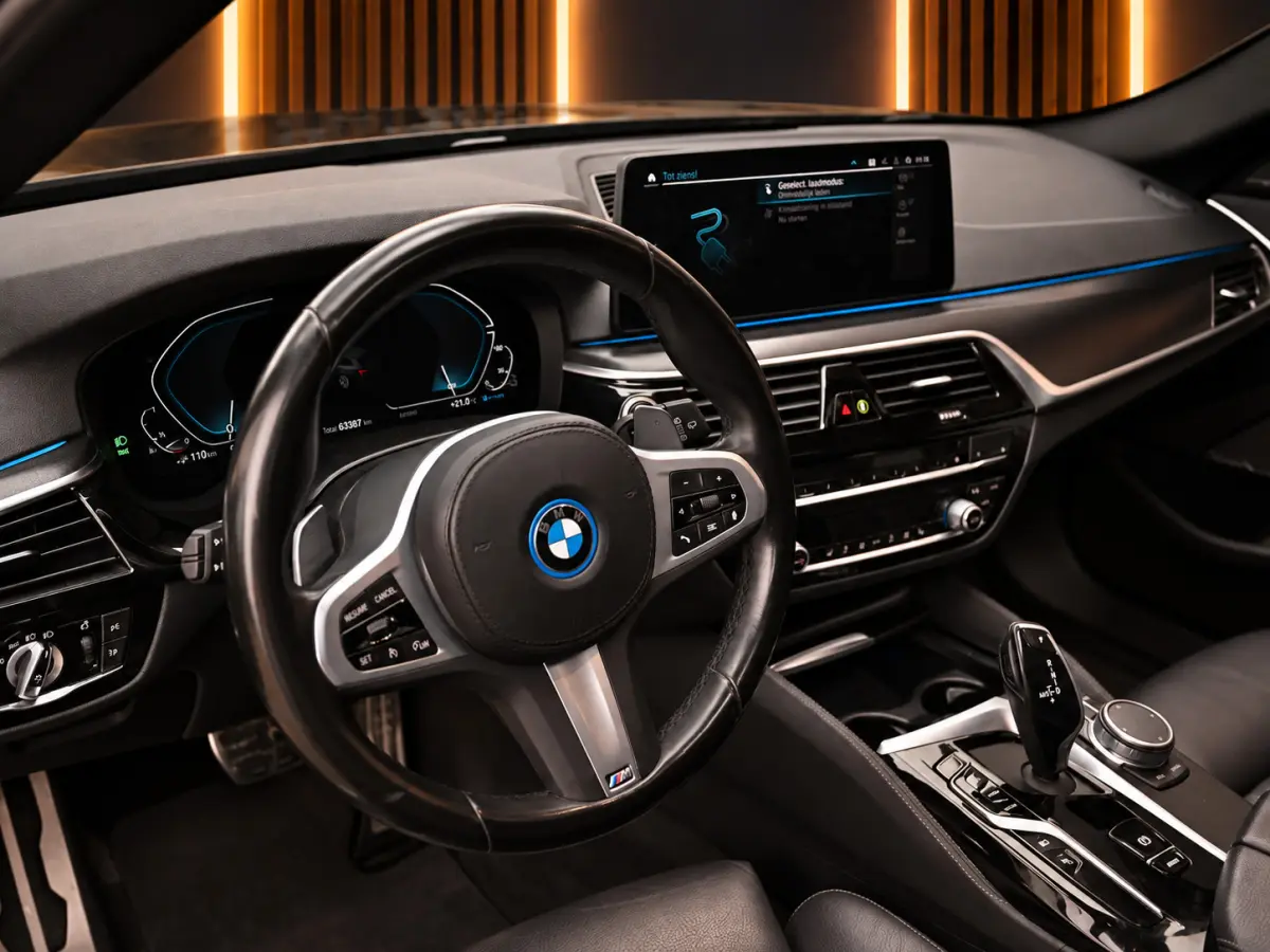530e xDrive M-Sport | Pano | LED | Leder | Memory | PDC | Cruise | Stoelverwarming | Carplay | Ambient | Trekhaak | Harmon Kardon | Android Auto | Comfort Stoelen