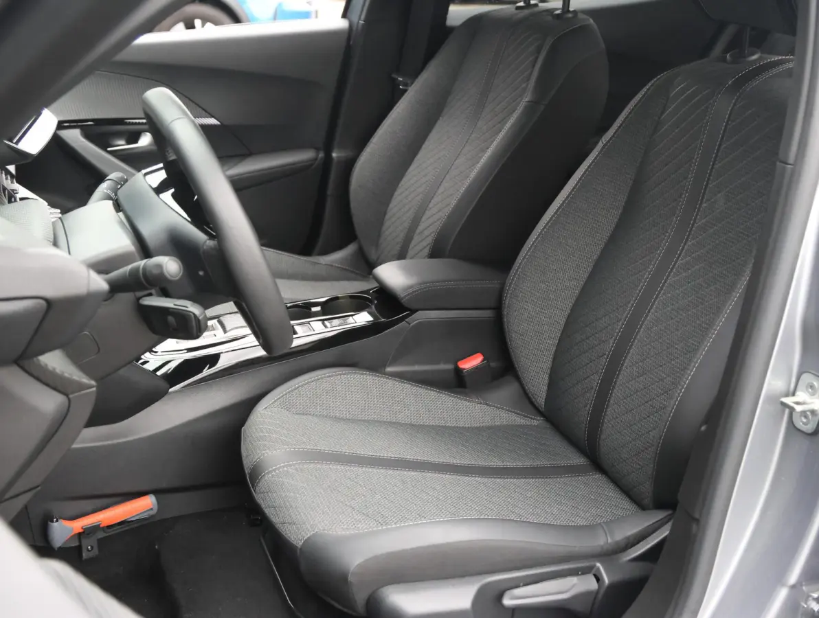 EV Allure Avantage 54 kWh 8 jaar garantie! | Camera 360* | Warmtepomp | Keyless | 17" LMV | Apple Carplay & Android Auto