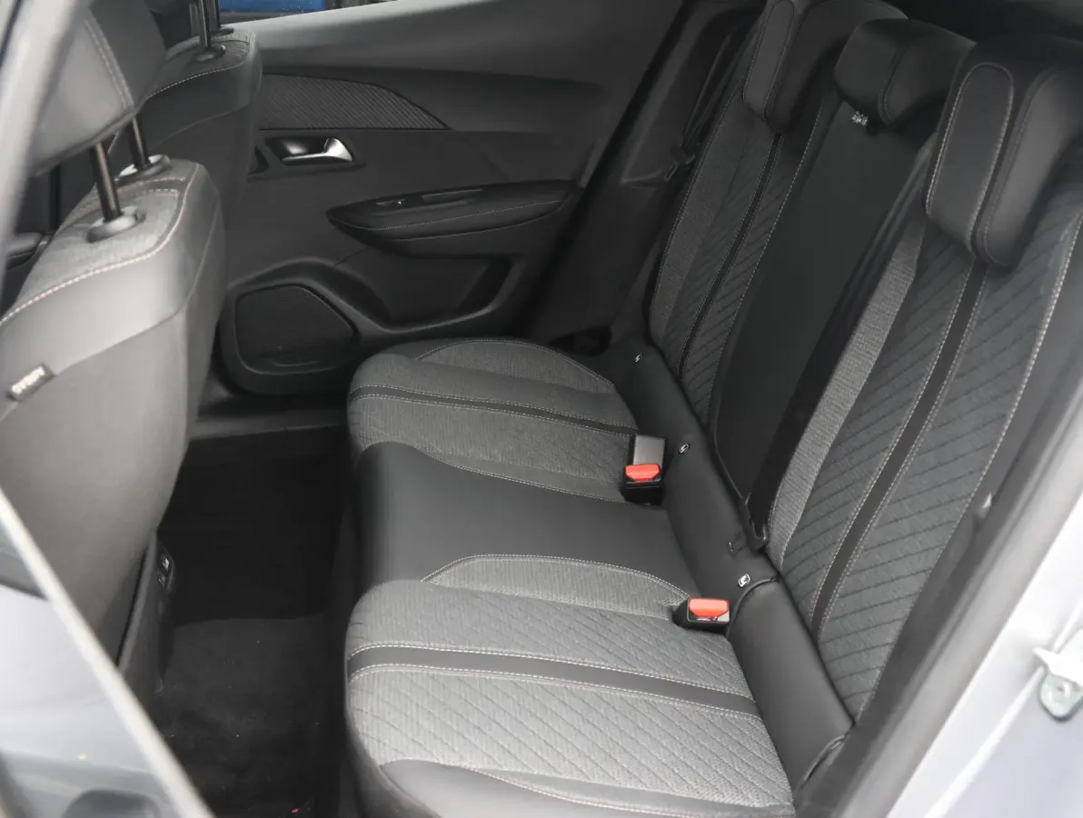 EV Allure Avantage 54 kWh 8 jaar garantie! | Camera 360* | Warmtepomp | Keyless | 17" LMV | Apple Carplay & Android Auto